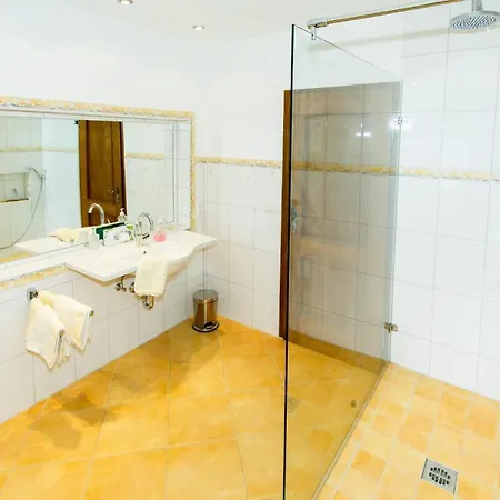 Cafe Chiemgau Und Gaestehaus Apartamento *