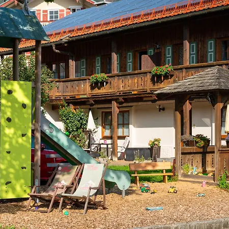 Apartamento Cafe Chiemgau Und Gaestehaus *