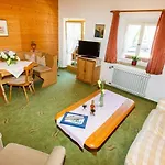 Café Chiemgau Und Appartamento *