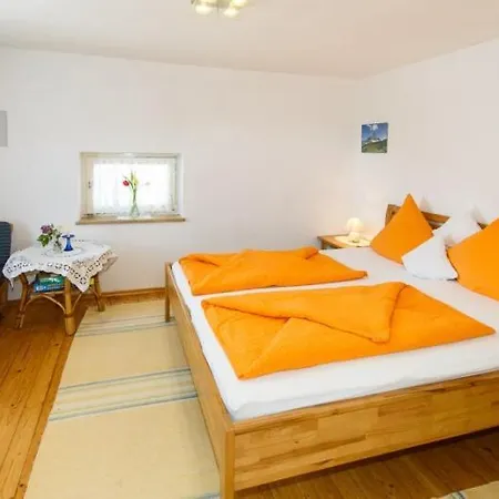 Апартаменты Cafe Chiemgau Und Gaestehaus