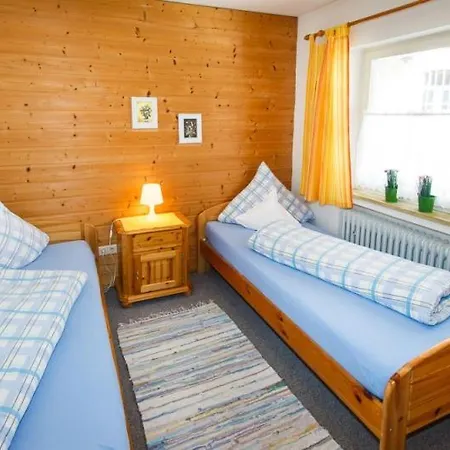 Апартаменты Cafe Chiemgau Und Gaestehaus